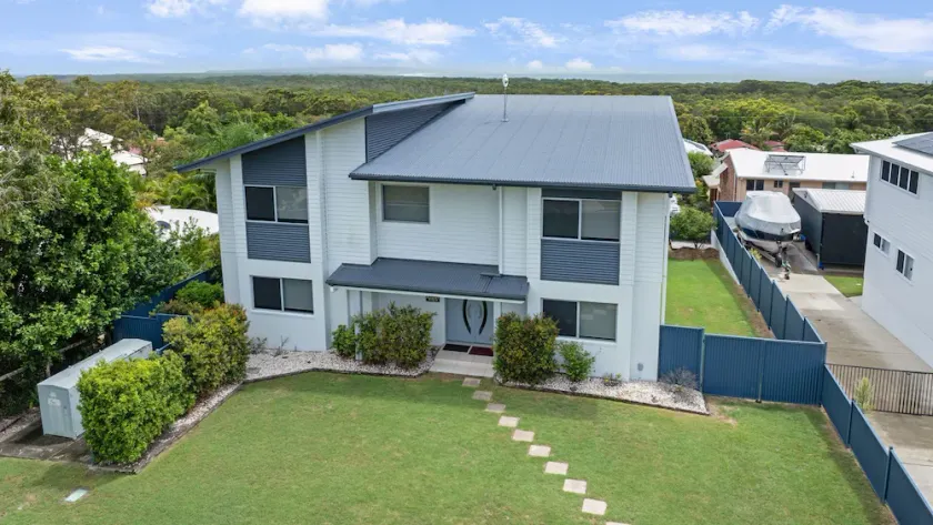 21 Tingira Close - Rainbow Beach. Views. Sea Breezes. Huge Home. - Image 1