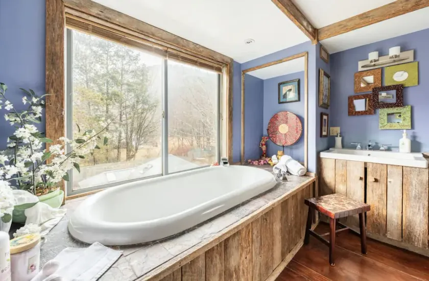 Luxurious sky loft with giant soaker tub, steam room, views - Image 1