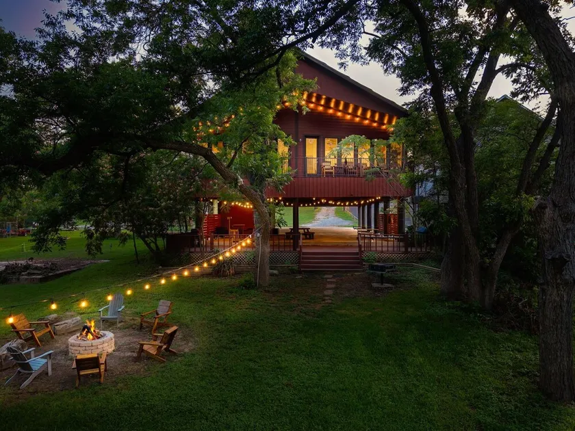 Walk Out To Lake Access, Sleep 30. Great for Multi-Family, Reunions, or Retreats - Image 1