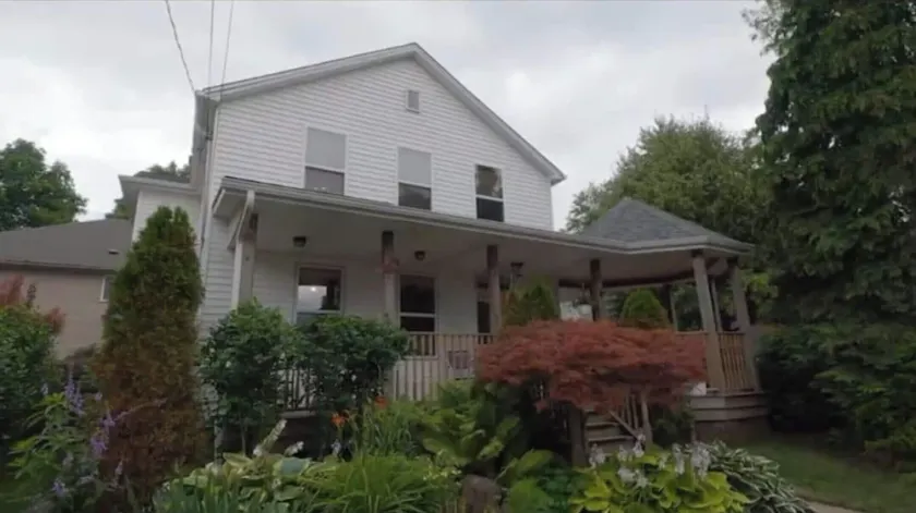 Spacious 2 Story House with Beautiful Garden - Image 1