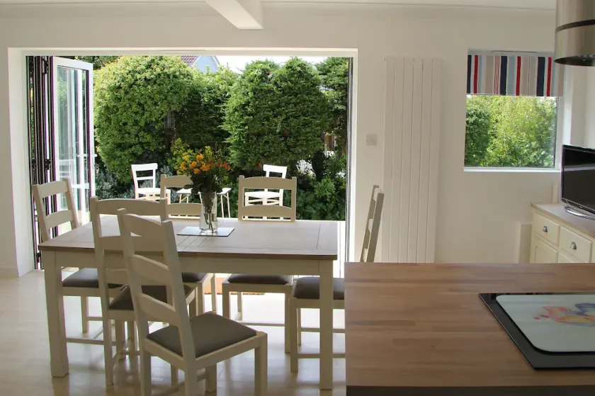 Dog friendly bungalow with EV charger, a short walk to St Merryn village centre - Image 1