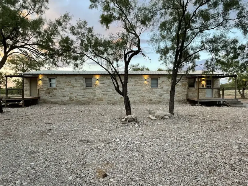Serene, quiet, and spacious ranch lodge 15 minutes from town - Image 1