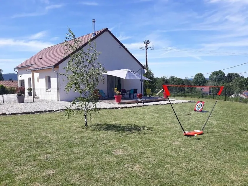 BETWEEN LAKES AND MOUNTAINS - DETACHED HOUSE AIR-CONDITIONED 3-BEDROOM WITH ENCLOSED GROUNDS - Image 1