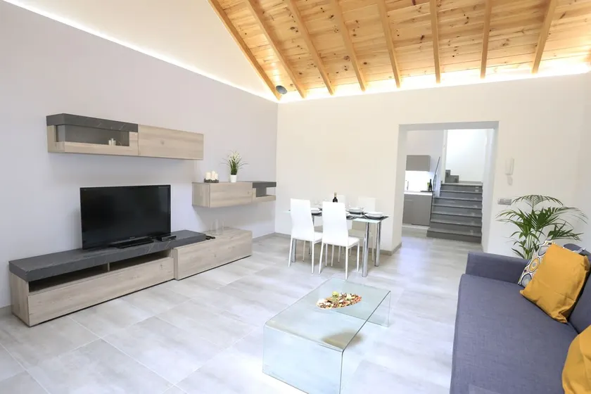 Individual house, with 3 bedrooms, 3 bathrooms, living room, kitchen, garden - Image 1