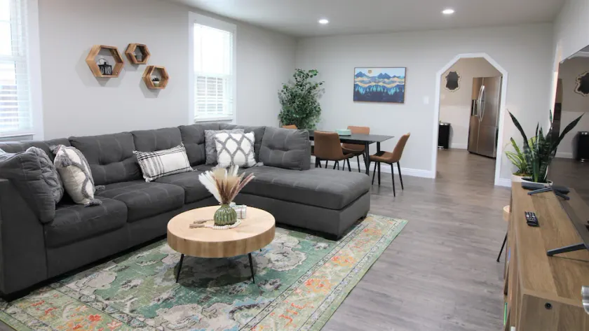 1 hr to ski ,420ok, Free RV parking, Private home, dogs are welcome. Great loc - Image 1