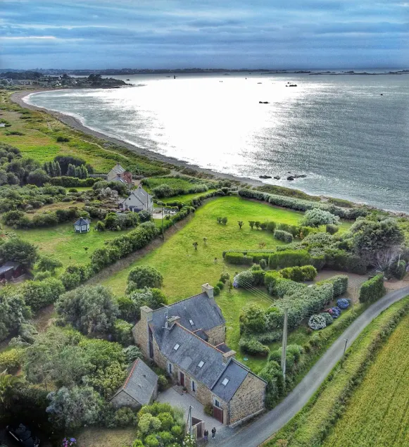 large property on the seafront in Brittany style, 1 minute walk from the beach - Image 1