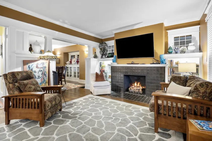 MARYLAND HOUSE -HIGHLANDS -  Charming koi pond,  WALK TO ALL - Image 1