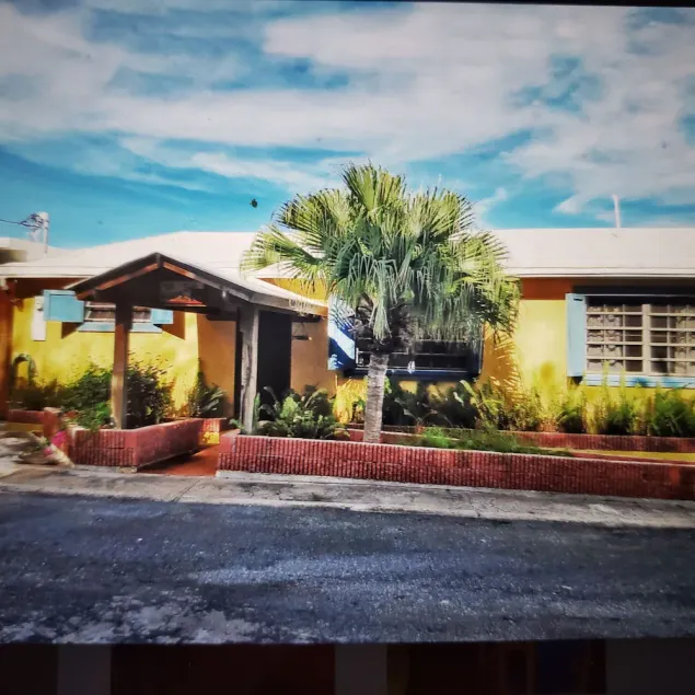Spacious 3 bedroom 2 bath home close to town - Image 1