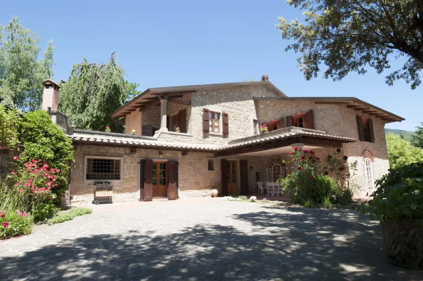 Villa in pietra con piscina immersa nel verde tra Arezzo e Firenze - Image 1