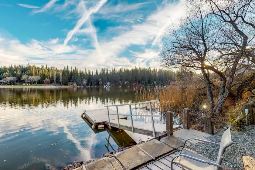 NOUVELLE LISTE! Charmante maison au bord du lac avec une piscine partagée, golf, de superbes vues! - Image 1