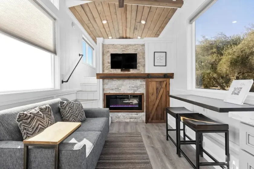 Tiny home in Lindsay with fireplace, 2 Queen lofts - Image 1