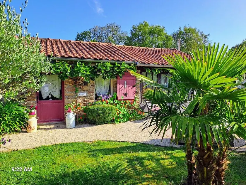 Ökologisches 18. Jhdt-Ferienhaus: 15 Min von Stränden & Hafen, King-Size Bett, privater Garten - Image 1