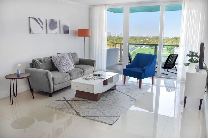 2bd Bayfront Ste Bay View w/balcony, Pool, nearby dining, beach access - Image 1