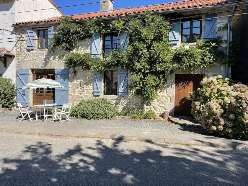 Former rustic bakery, four bedrooms, with pool in idyllic village - Image 1