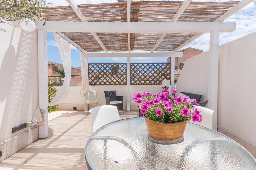 Holiday Home 'Casa Neathon' with Wi-Fi, Terrace & Balcony - Image 1