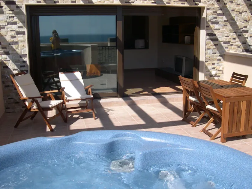 Moradia de luxo de 2 andares, de frente para a melhor praia. SPA ao ar livre privado. - Image 1