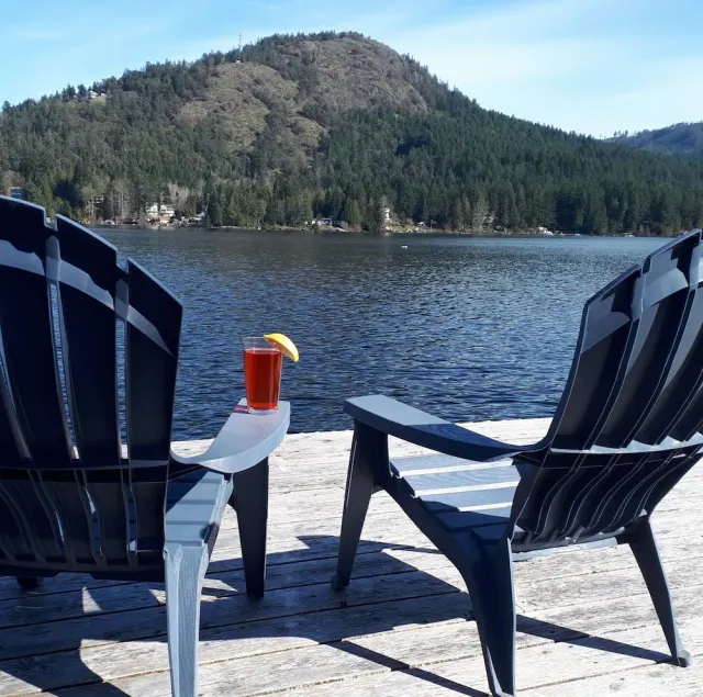 SHAWNIGAN LAKE WATERFRONT HOME COM DOCK PRIVADO - Image 1