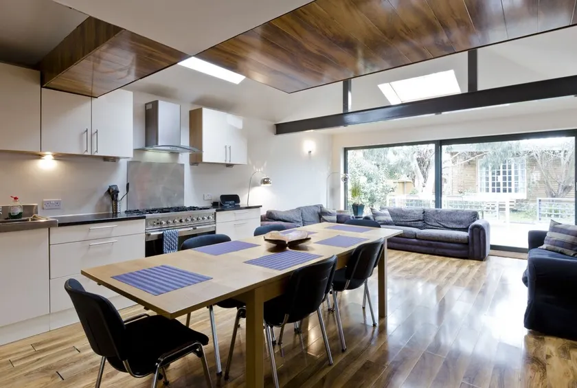 Egham House serviced apartment near Staines, Windsor, Ascot, Heathrow -sleeps 6  - Image 1