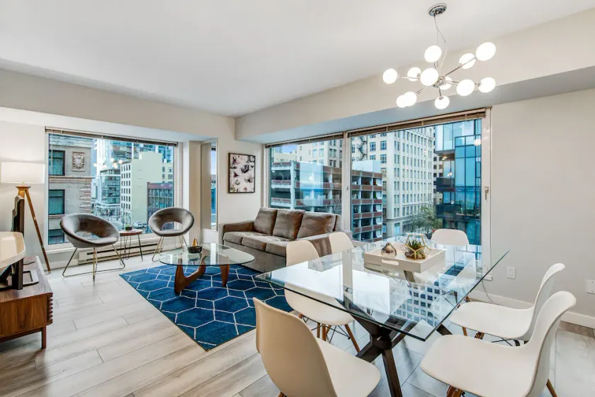 Condo with amazing views, shared pool, hot tub, gym- near downtown - Image 1