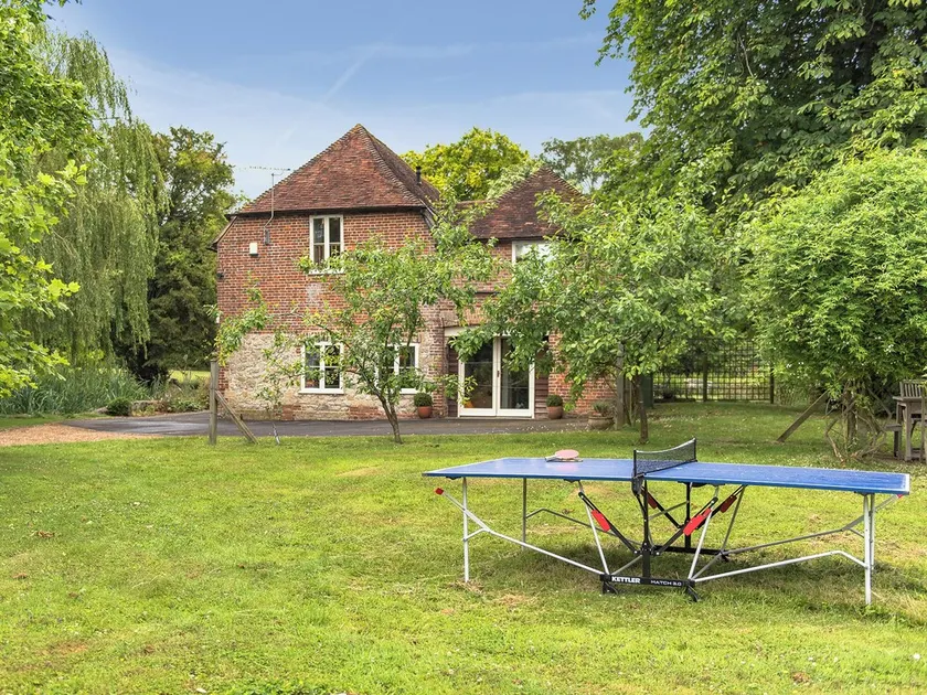3 bedroom accommodation in Hollingbourne - Image 1