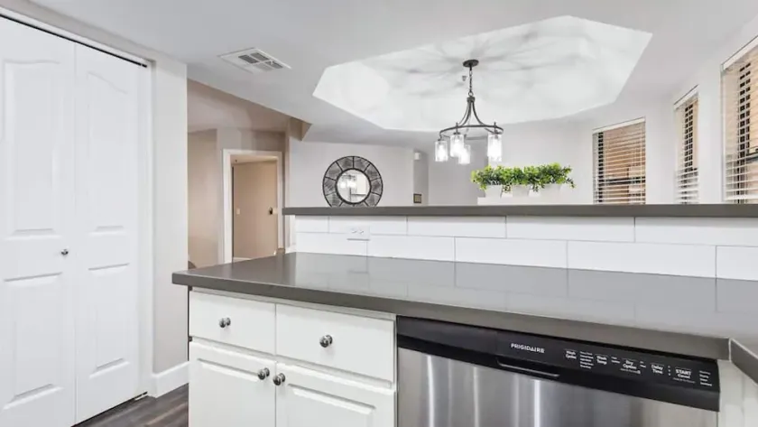 Beautiful newly remodeled 2-Bdrm Biltmore Condo - Image 1