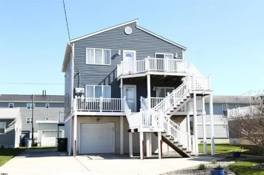 2 Bdrm, 2 Bath, 2 Blocks from the Beach! - Image 1