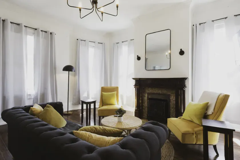 Prime Location w/ Balcony ★ Walk to Forsyth Park & Local Shops & Restaurants - Image 1