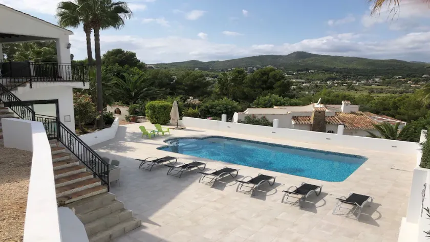 Lukket villa med større end gennemsnitlig privat pool og dejlig udsigt i Javea - Image 1