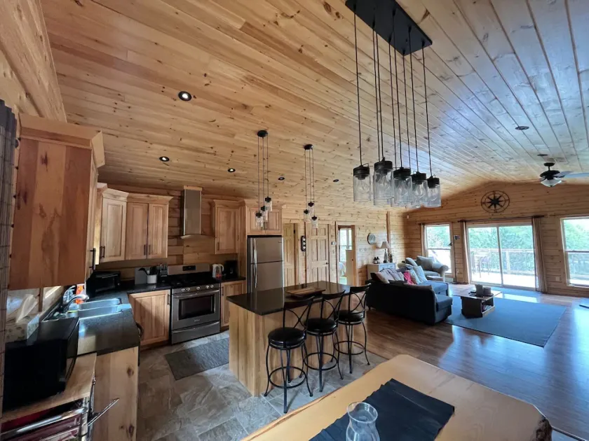 * 5 bedroom * All season Waterfront Minden Cottage Sleeps 10 Rental property  - Image 1