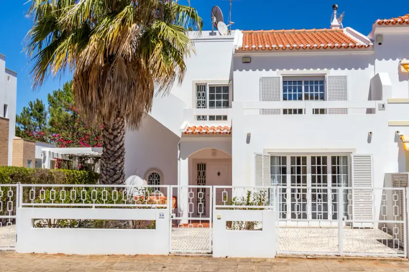 Spacious 4 bed villa, swimming pool, games room, 150m from the beach - 109964/AL - Image 1