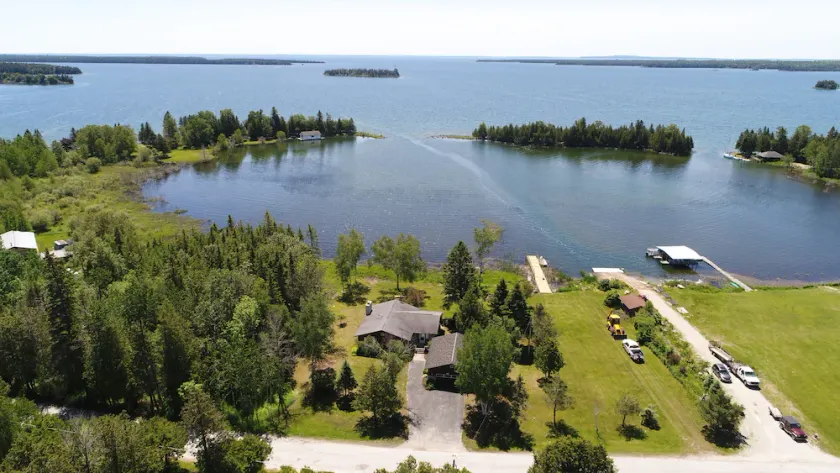 Maison récemment rénovée sur le lac Huron à distance de marche du centre-ville de Hessel - Image 1