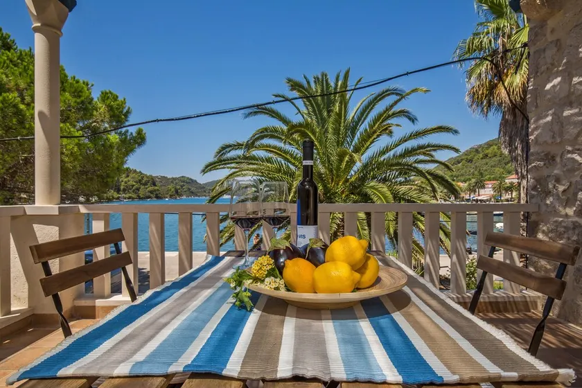 300 years old stone-villa on the waterfront, spacious rooms and best view - Image 1