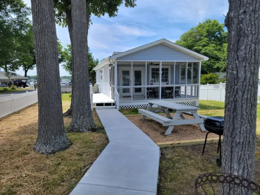 Blue Heron Cottage is cozy & convenient.  Renovated March 2023! - Image 1