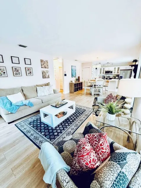 Stylish Stay Close to UM & City Vibes - Image 1