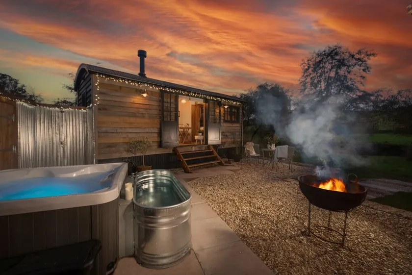 Willow Hideaway-Shepherd Hut, Hot Tub, Wood Burner - Image 1