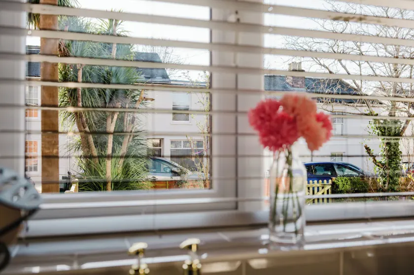 Corner House - Bright 2 Bed in Cheltenham - Image 1