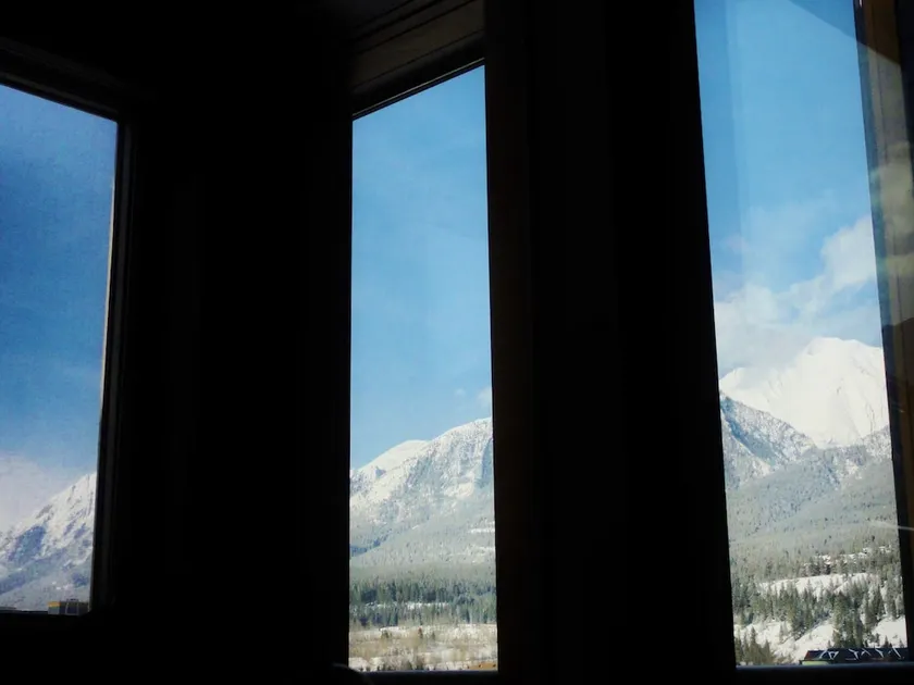 Views from WALLS OF GLASS, artistic decor, rooftop hot tub, wifi - Image 1