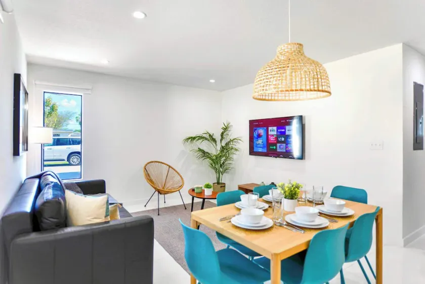 Stunning 3-Bedroom Duplex with Free Parking - Image 1