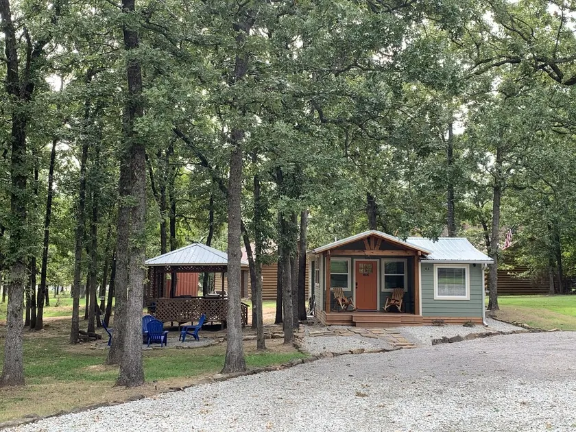 Cozy lake cabin - fire pit, near beach, hiking, golf & disc golf! - Image 1