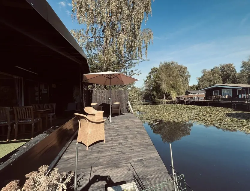 Modern waterfront chalet - Image 1