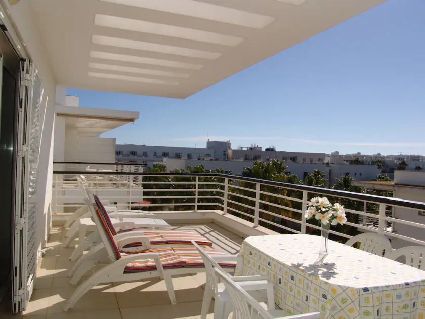 Luxury 2 Bed Apart with large south facing balcony, WiFi, AC & 4 Pool passes - Image 1