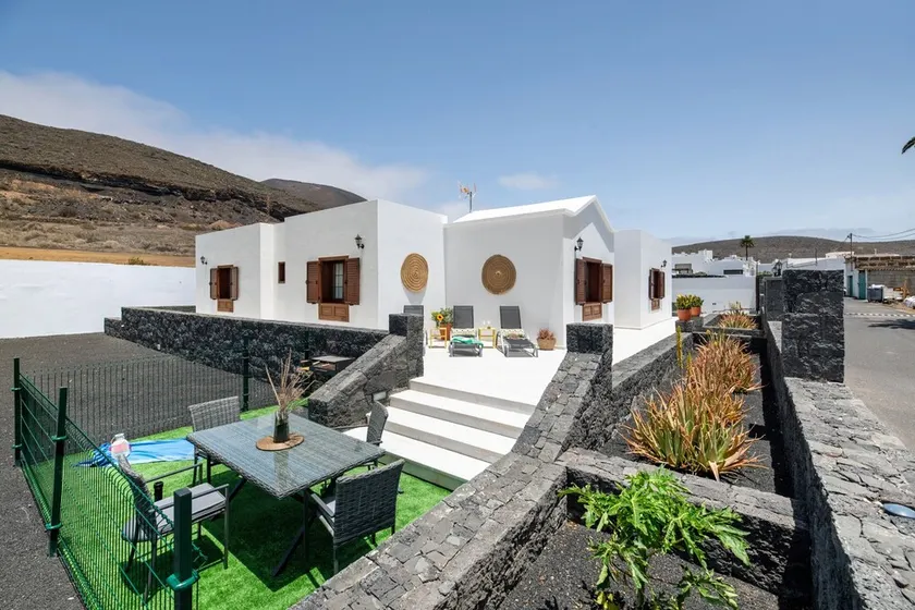 Ferienhaus 'Villa Tahoyo' mit Bergblick, privater Terrasse und WLAN - Image 1