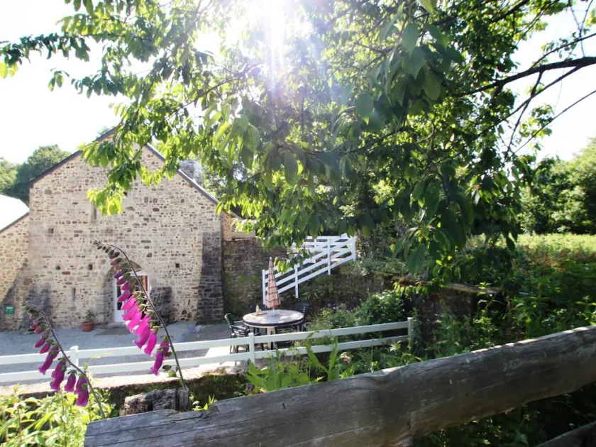 Moulin restauré avec cheminée, terrasse au bord de l'eau et solarium, accueil chaleureux - Image 1