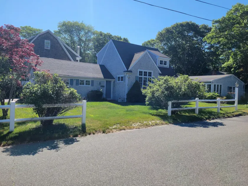Walk to 3 beaches, downtown docks/waterfront. Dog friendly.  Includes Beach Pass - Image 1