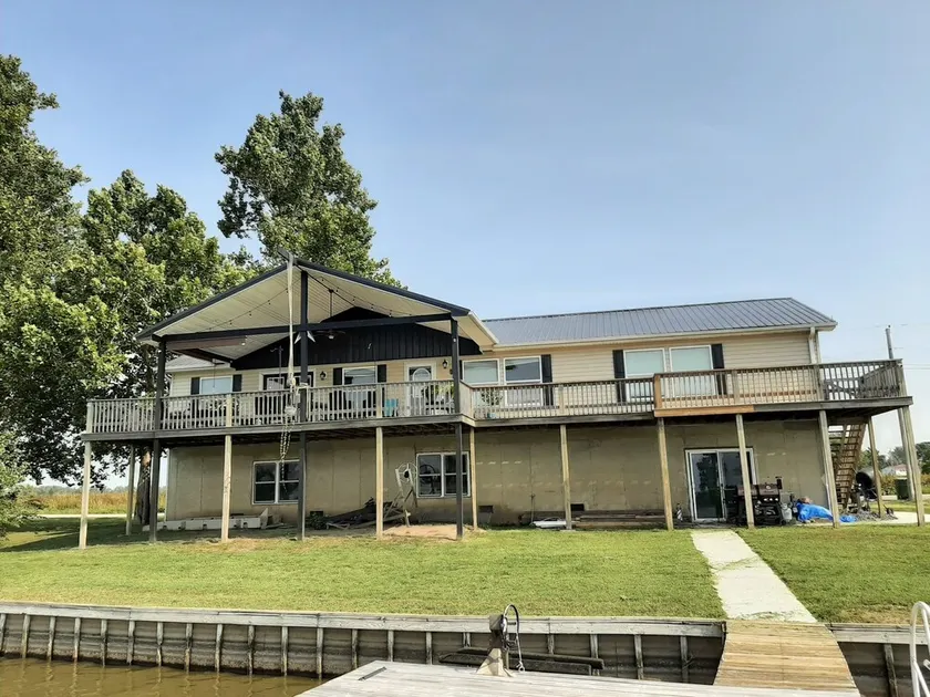 Large Lakefront House - Image 1