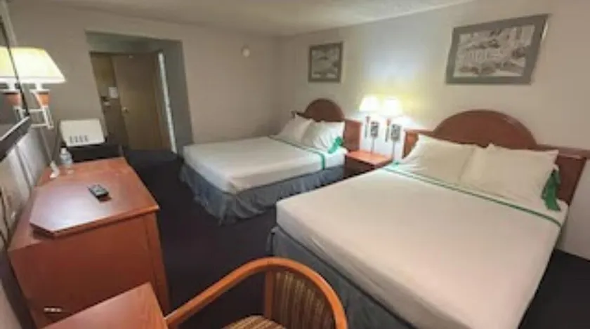 Saint Joseph Inn & Suites Benton Harbor Near I-94 - Image 1