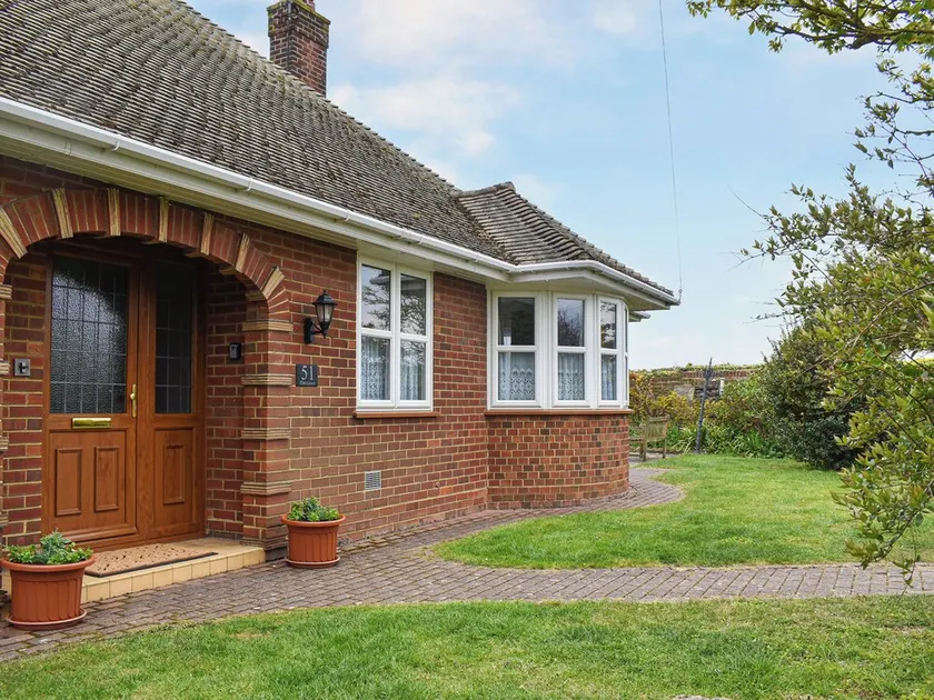 Beautiful tucked away property close to the town and beach. - Image 1