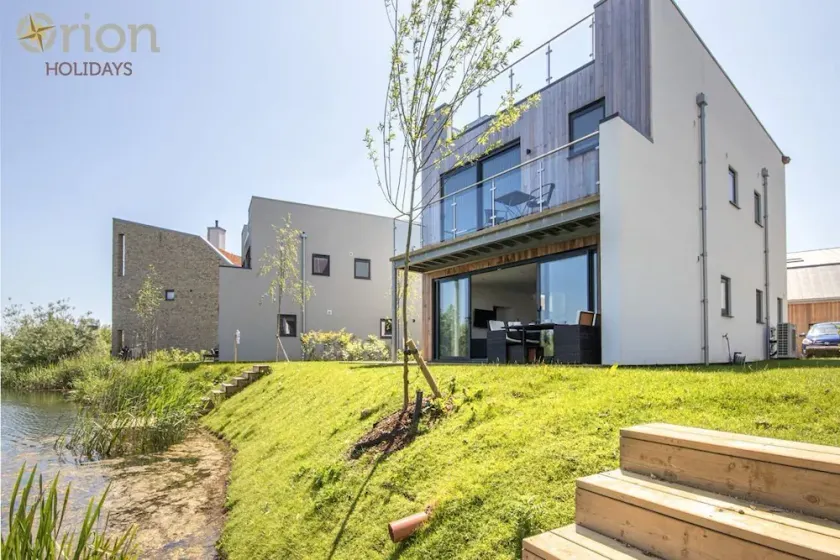 A contemporary glass fronted lake side home that sleeps 8 guests  in 4 bedrooms - Image 1