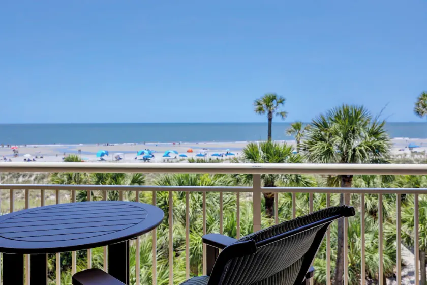 Denne villa med 2 soveværelser og 2 badeværelser er placeret på 3. sal i den smukke Palmetto Dune - Image 1