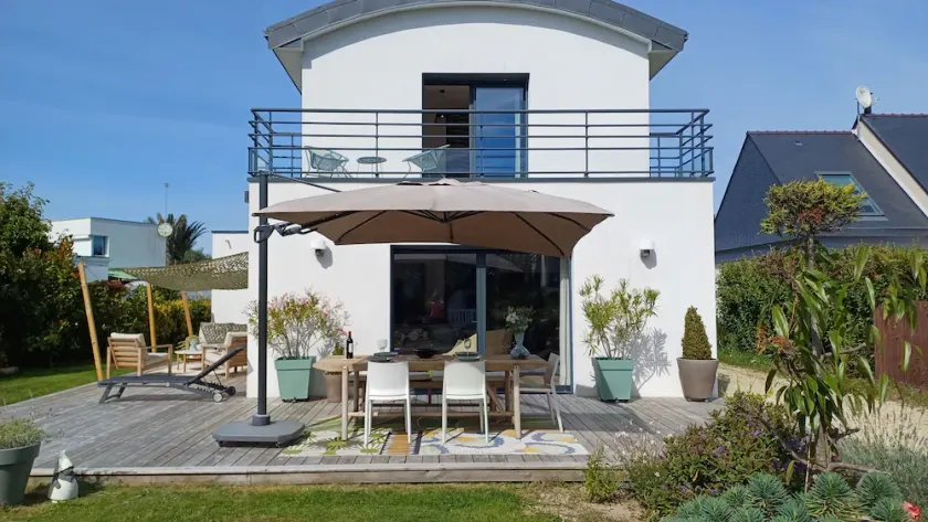 Contemporaneo in riva al mare - Image 1